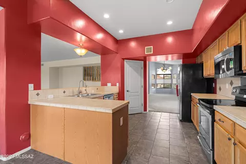 Kitchen - 884 S Eynon Pl, Vail, AZ 85641 photo 4 of 6