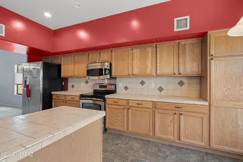 Kitchen - 884 S Eynon Pl, Vail, AZ 85641 photo 5 of 6