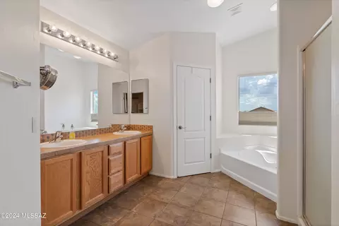Bath - 884 S Eynon Pl, Vail, AZ 85641 photo 2 of 3