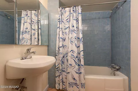 Bath - 4032 E Montecito St, Tucson, AZ 85711 photo 1 of 2