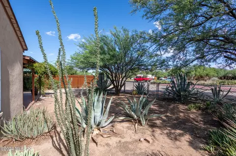 Exterior - 4032 E Montecito St, Tucson, AZ 85711 photo 3 of 7