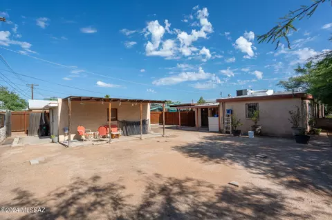 Exterior - 4032 E Montecito St, Tucson, AZ 85711 photo 5 of 7