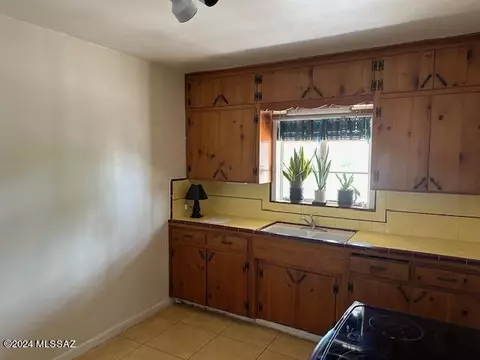 Kitchen - 1601 E Hedrick Dr, Tucson, AZ 85719 photo 2 of 3