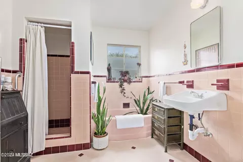 Bath - 1601 E Hedrick Dr, Tucson, AZ 85719 photo 1 of 1