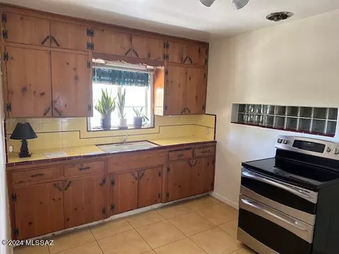 Kitchen - 1601 E Hedrick Dr, Tucson, AZ 85719 photo 3 of 3