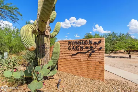 8945 E Calle Norlo, Tucson, AZ 85710
