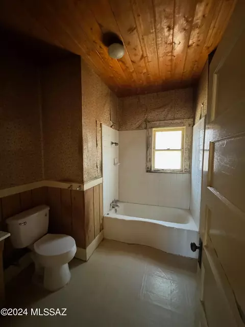 Bath - 841 E Freeman Pl, Tucson, AZ 85719 photo 1 of 1