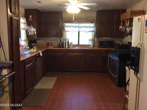 Kitchen - 20000 S River Rd, Mammoth, AZ 85618 photo 1 of 3