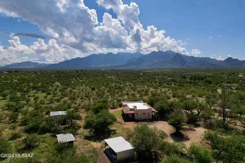 1400 W Hawk Way, Amado, AZ 85645