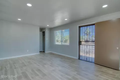 Living - 808 E Halcyon Rd, Tucson, AZ 85719 photo 4 of 9