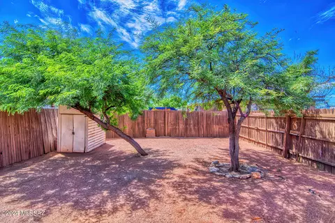 Exterior - 808 E Halcyon Rd, Tucson, AZ 85719 photo 7 of 9