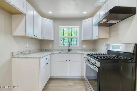 Kitchen - 808 E Halcyon Rd, Tucson, AZ 85719 photo 4 of 6