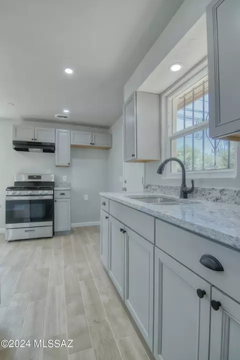 Kitchen - 808 E Halcyon Rd, Tucson, AZ 85719 photo 3 of 6