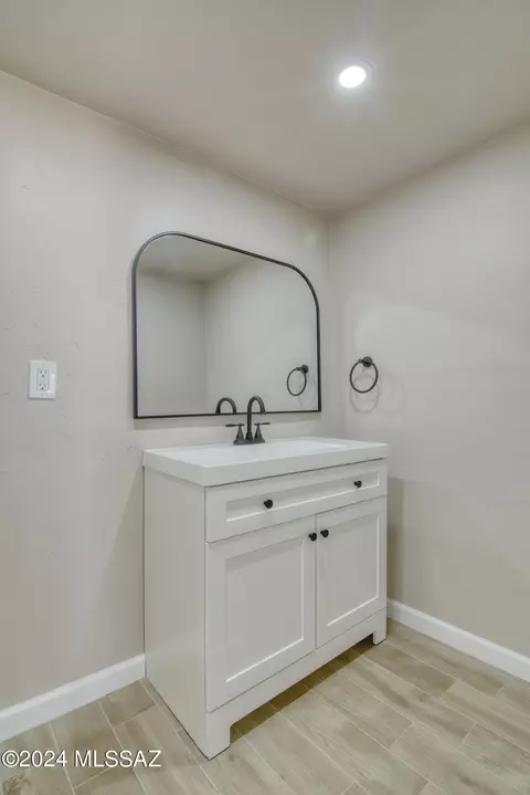 Bath - 808 E Halcyon Rd, Tucson, AZ 85719 photo 6 of 8