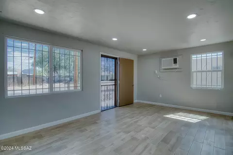 Living - 808 E Halcyon Rd, Tucson, AZ 85719 photo 2 of 9