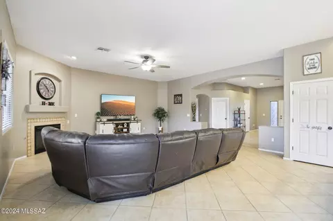 Living - 564 S Blue River Loop, Vail, AZ 85641 photo 2 of 2