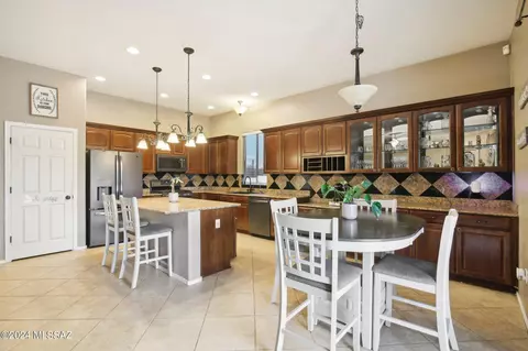 Kitchen - 564 S Blue River Loop, Vail, AZ 85641 photo 2 of 4