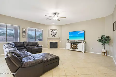 Living - 564 S Blue River Loop, Vail, AZ 85641 photo 1 of 2