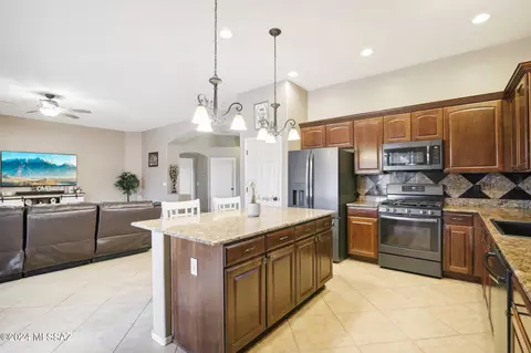 Kitchen - 564 S Blue River Loop, Vail, AZ 85641 photo 4 of 4