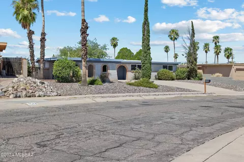 9520 E Watson Dr, Tucson, AZ 85730