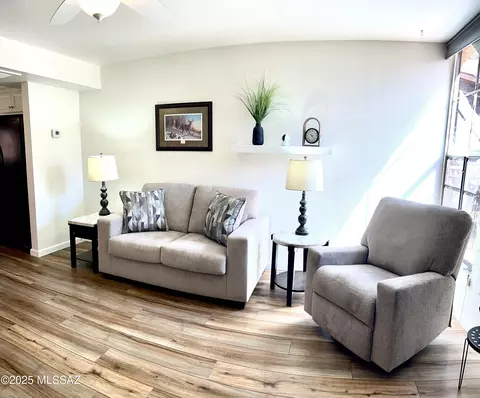 366 S La Canada Dr #B, Green Valley, AZ 85614