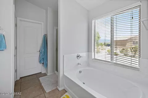 Bath - 13604 E Dawn Dr Rd, Vail, AZ 85641 photo 2 of 6