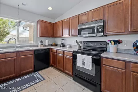 Kitchen - 13604 E Dawn Dr Rd, Vail, AZ 85641 photo 3 of 3