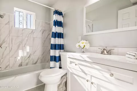 Bath - 600 E River Rd #C, Tucson, AZ 85704 photo 2 of 2