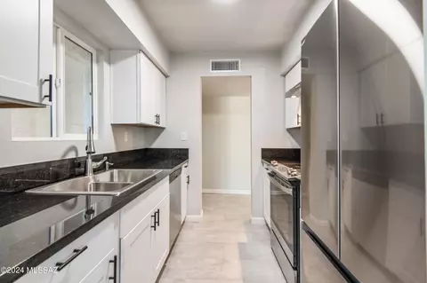 Kitchen - 600 E River Rd #C, Tucson, AZ 85704 photo 4 of 4