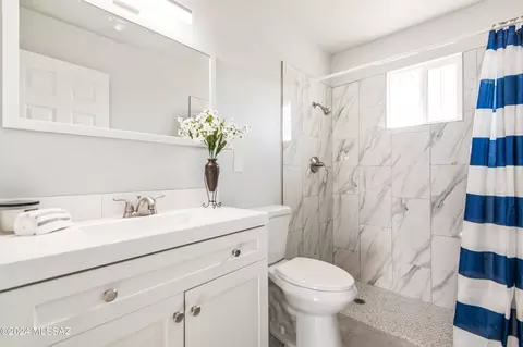Bath - 600 E River Rd #C, Tucson, AZ 85704 photo 1 of 2