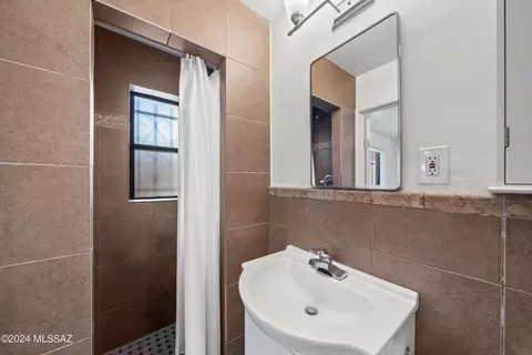 Bath - 1441 E Spring St, Tucson, AZ 85719 photo 2 of 2