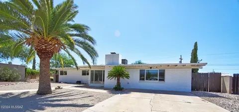 8832 E Cooper St, Tucson, AZ 85710 photo 2