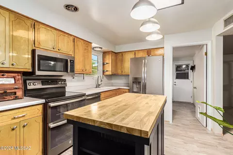 Kitchen - 8532 E Beverly St, Tucson, AZ 85710 photo 3 of 5