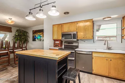 Kitchen - 8532 E Beverly St, Tucson, AZ 85710 photo 4 of 5