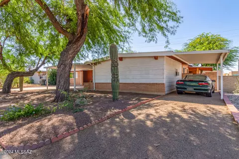 Exterior - 8532 E Beverly St, Tucson, AZ 85710 photo 4 of 9