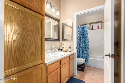 Bath - 585 E Pima Meadows Dr, Vail, AZ 85641 photo 1 of 2