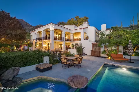6801 N Dundedin Pl, Tucson, AZ 85718