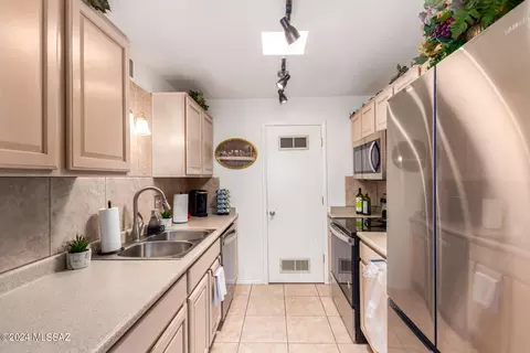 625 S Prudence Rd #203, Tucson, AZ 85710