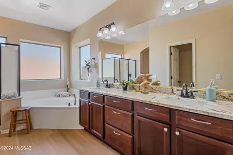 Bath - 60870 E Rock Ledge Loop, Saddlebrooke, AZ 85739 photo 1 of 4