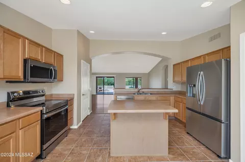Kitchen - 37658 S Hill Side Dr, Saddlebrooke, AZ 85739 photo 2 of 3