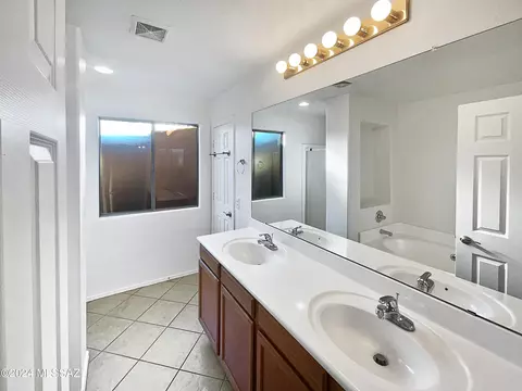 Bath - 8395 E Bowline Rd, Tucson, AZ 85710 photo 2 of 2