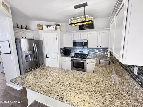 Kitchen - 7744 S Lions Spring Way, Tucson, AZ 85747 photo 3 of 5
