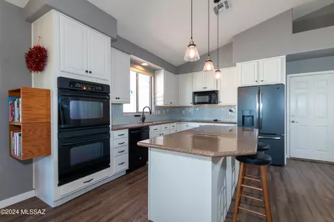 Kitchen - 13802 E Red Hawk Sky Trl, Vail, AZ 85641 photo 4 of 5