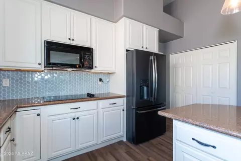 Kitchen - 13802 E Red Hawk Sky Trl, Vail, AZ 85641 photo 2 of 5