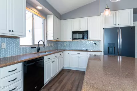 Kitchen - 13802 E Red Hawk Sky Trl, Vail, AZ 85641 photo 3 of 5
