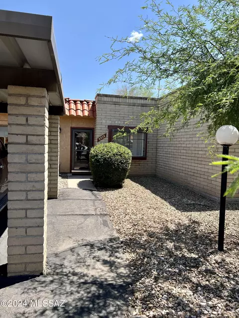 8928 E Calle Norlo, Tucson, AZ 85710