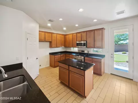 Kitchen - 11307 E Squash Blossom Loop, Tucson, AZ 85747 photo 1 of 2