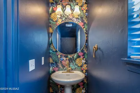 Bath - 888 E Robert Hansen Dr, Tucson, AZ 85706 photo 2 of 3