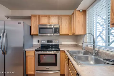 Kitchen - 888 E Robert Hansen Dr, Tucson, AZ 85706 photo 5 of 6