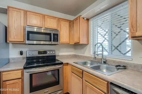 Kitchen - 888 E Robert Hansen Dr, Tucson, AZ 85706 photo 6 of 6